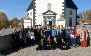 Gruppebilde fra solanturen høsten 2014 utenfor Røros kirke
